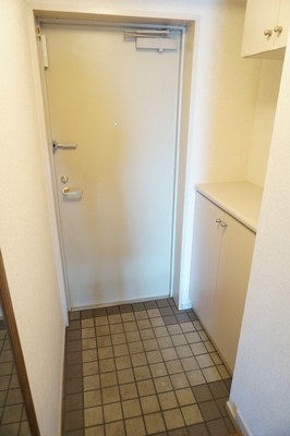 Entrance. It is the entrance with a cupboard