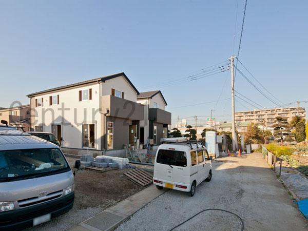 Local photos, including front road. Overall