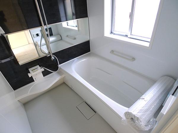 Bathroom. Light full bathroom in which the white tones