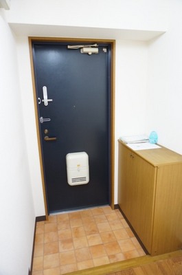 Entrance. It is with cupboard ☆ 