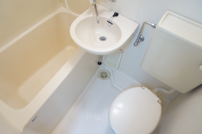 Bath. Your easy-to-clean three-point unit bus