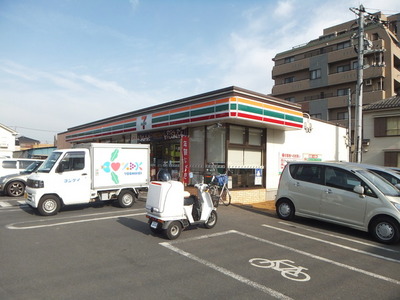 Convenience store. 720m to Seven-Eleven (convenience store)