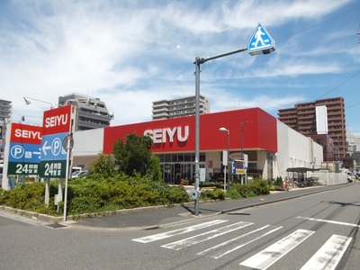 Supermarket. Seiyu to (super) 670m