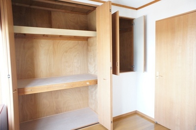 Entrance. Does storage is plenty, The room is spacious use likely