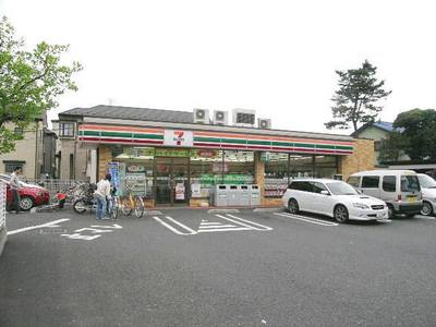 Convenience store. 300m to Seven-Eleven (convenience store)