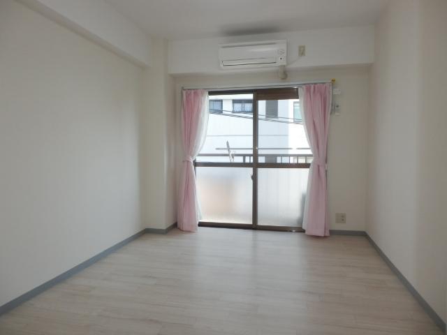 Living and room. Western-style 1