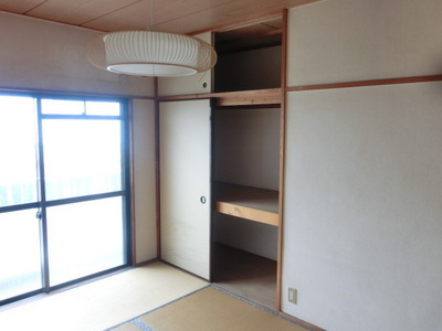 Living and room. There closet