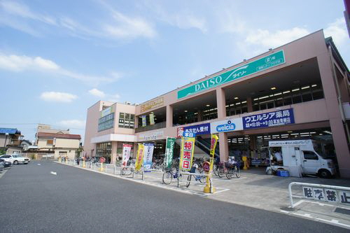 Dorakkusutoa. Werushia 700m until (drugstore)