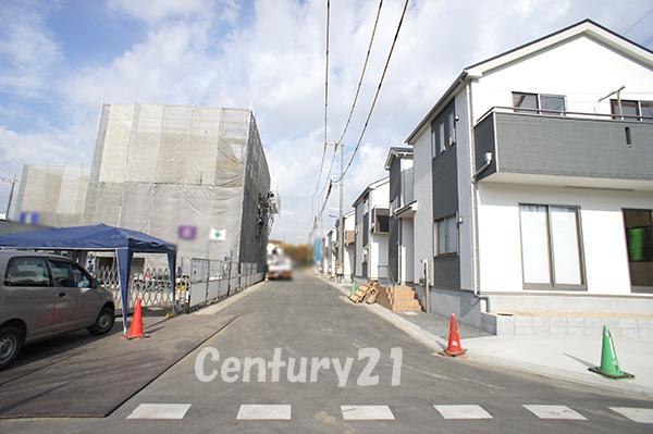 Local photos, including front road. Overall