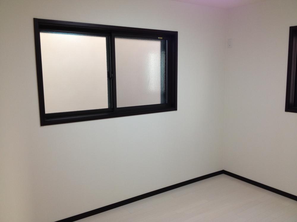 Non-living room. Since the first floor of the window is equipped with a shutter, Security worry. 