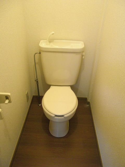 Toilet. Day-to-day life around the water is when it is beautiful will be refreshing. 