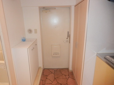 Entrance. Yes shoe box ☆ 