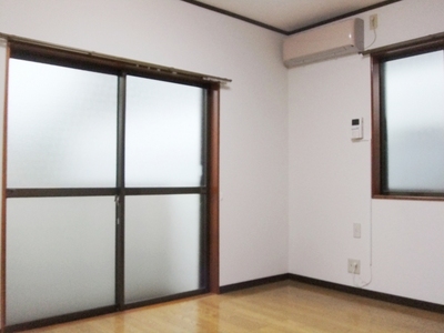 Living and room. Since the corner room two-sided lighting! Bright is!