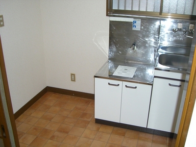 Kitchen. Kitchen ventilation facing the window is also ◎