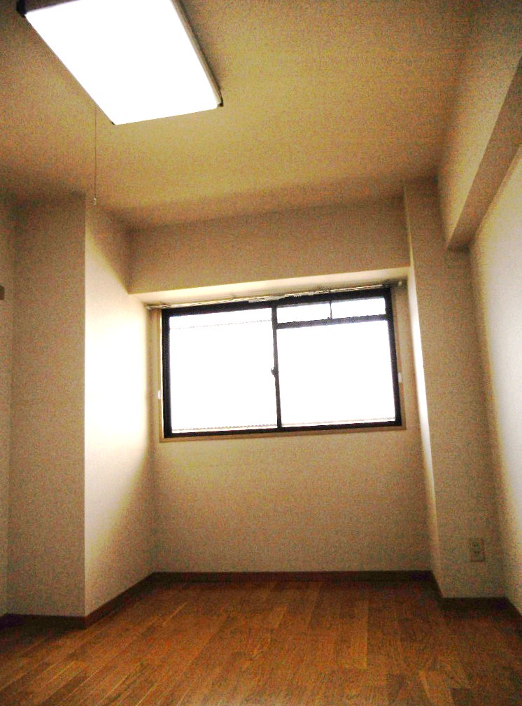 Living and room. Western-style room is 5.5