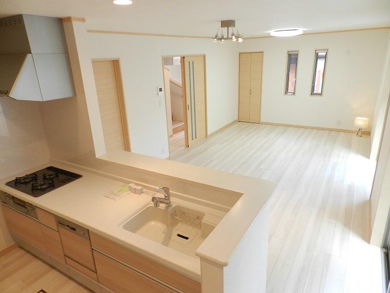 Living. Kitchen and bright living whole no WAX floor use! 10 years is not need wax. 