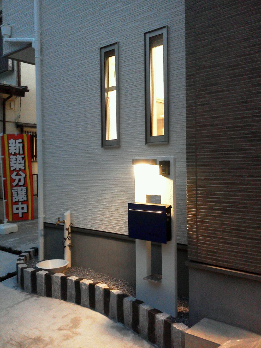 Security equipment. Intercom and is light with a color monitor attached to the entrance side of the post. Although I photographed evening, Entrance side is safe bright! 