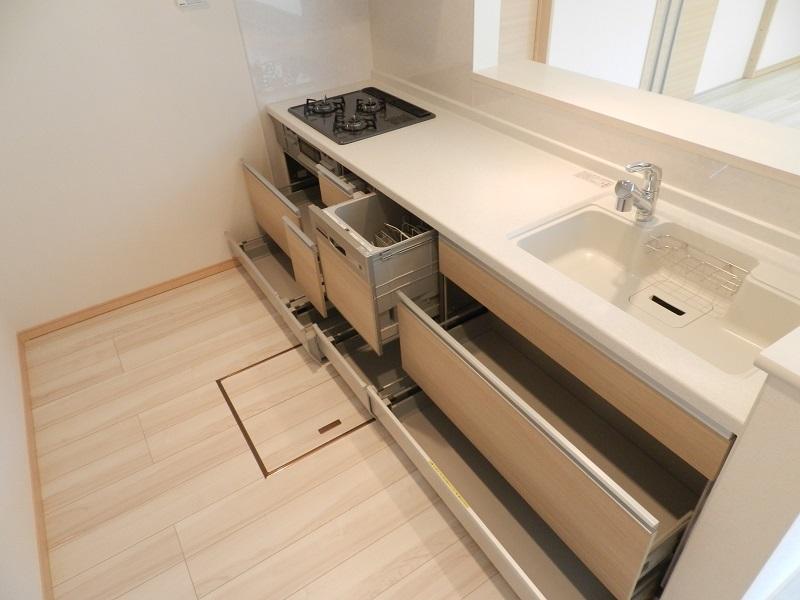 Kitchen. When the kitchen of the storage opens the pull-out, It has become such a deep pot also enter storage. 