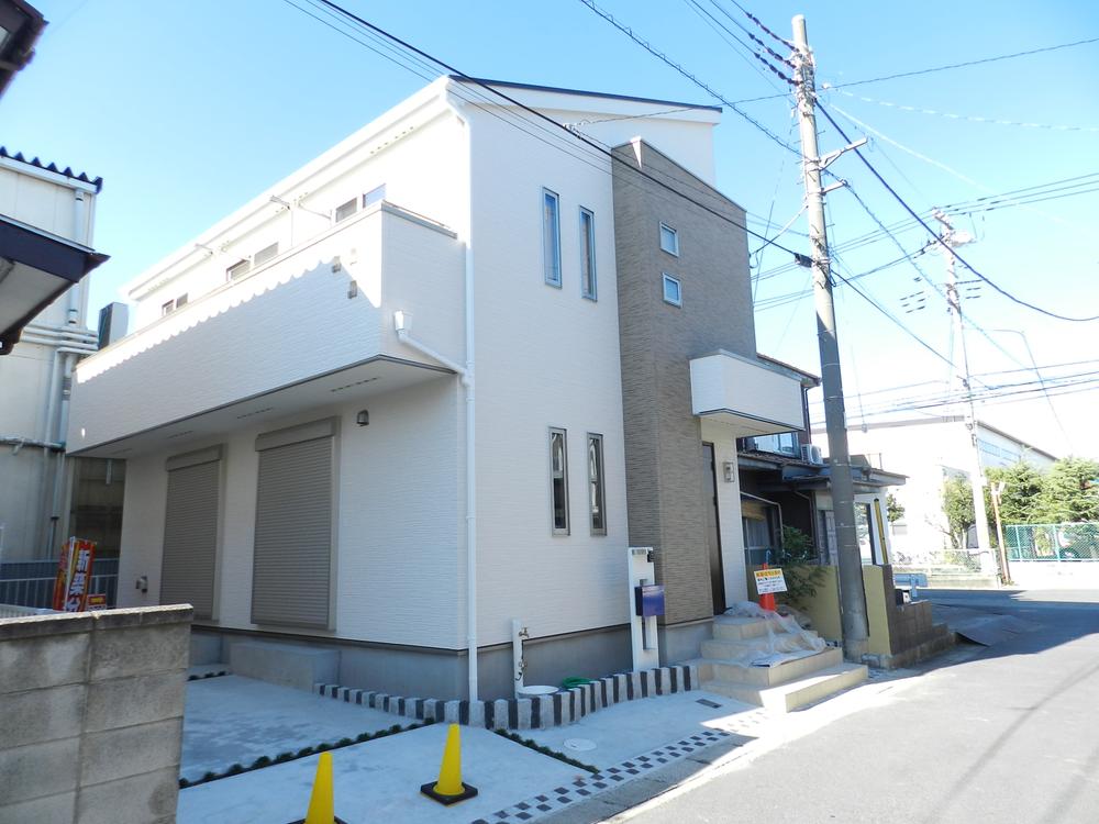 Local appearance photo. Stuck in a stylish appearance window. It is a screen door of the roll screen! 