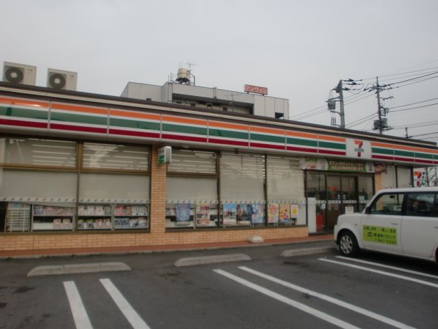 Convenience store. 700m to Seven-Eleven (convenience store)