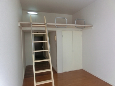 Living and room. With loft! There intercom