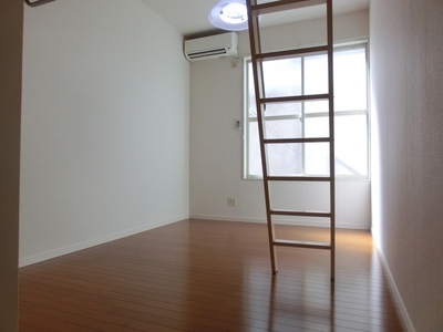 Living and room. About 6 Pledge of Western-style