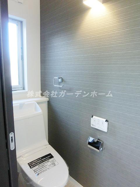 Toilet.  ■ Restroom accent is fashionable ■ 