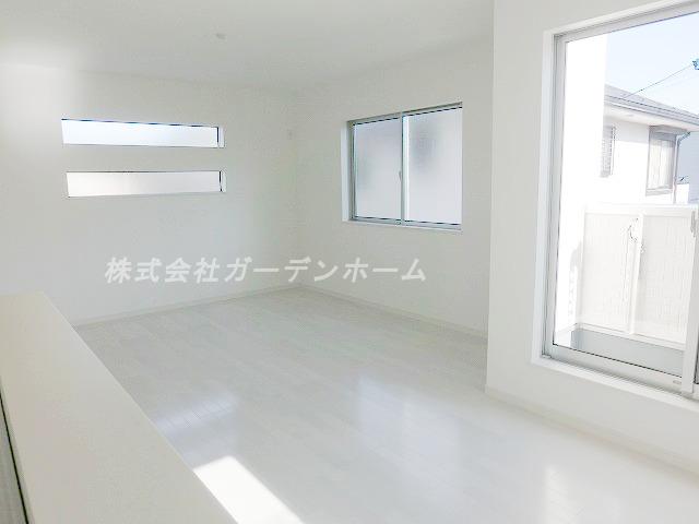 Living.  ■ Wider family of smile in the bright living room ■ 