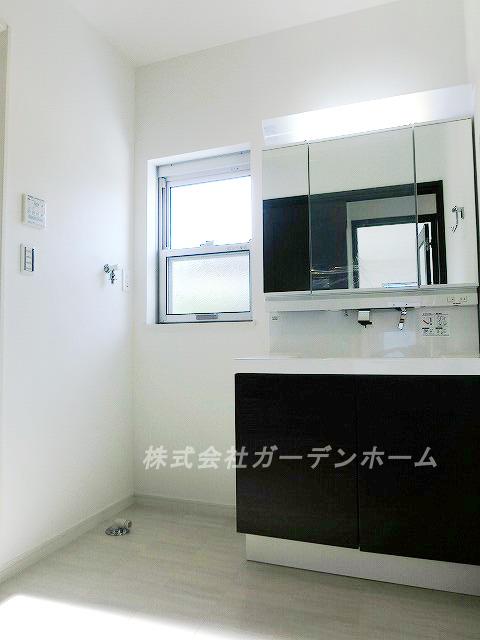 Wash basin, toilet.  ■ Independent wash basin indispensable for grooming ■ 