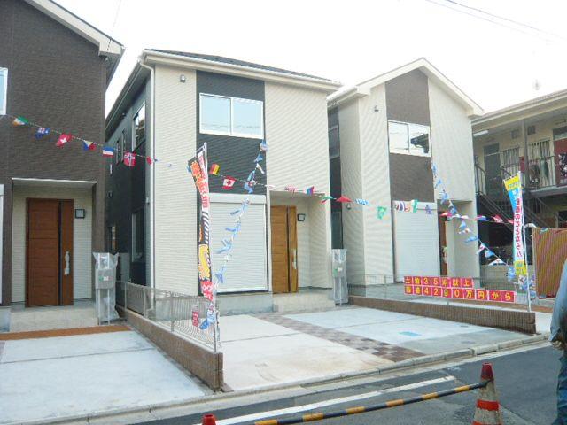 Local appearance photo. Building 2