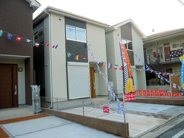 Local appearance photo. Building 2