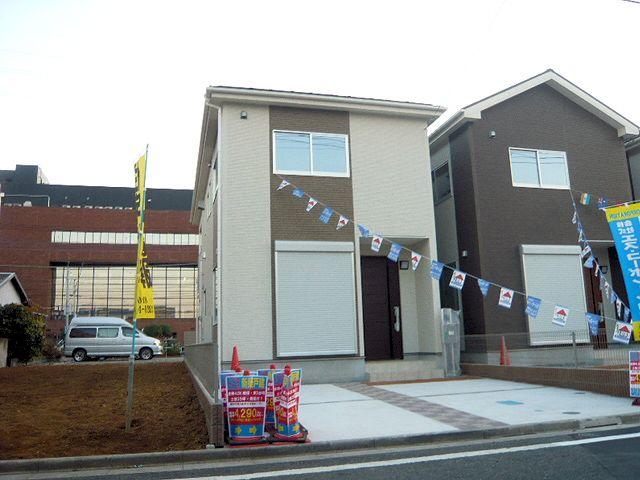 Local appearance photo. 4 Building