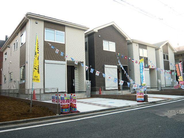 Local photos, including front road. Front road width 6m