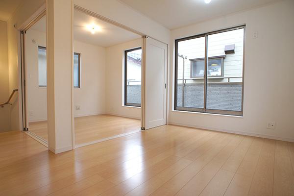 Living. Warmth full of space to feel the touch of the sun