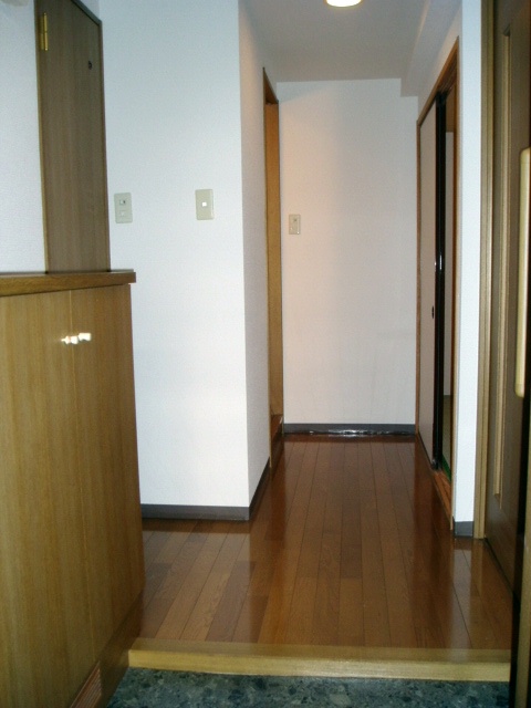 Entrance. Entrance passage ・ Cupboard