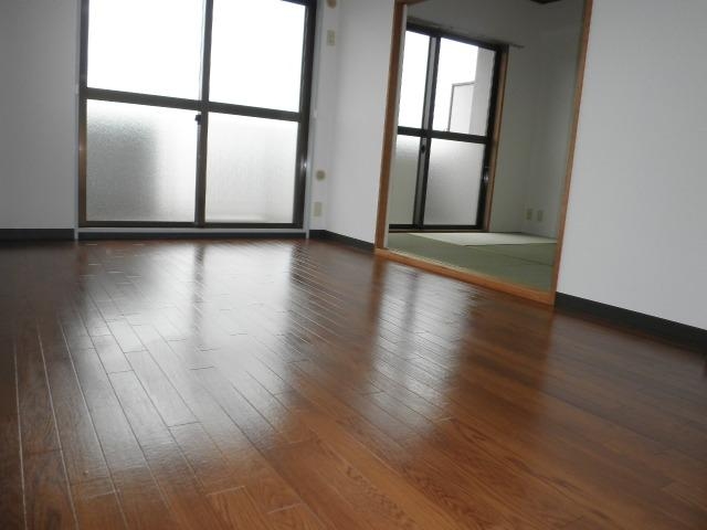 Living and room. It is daylight good room. 