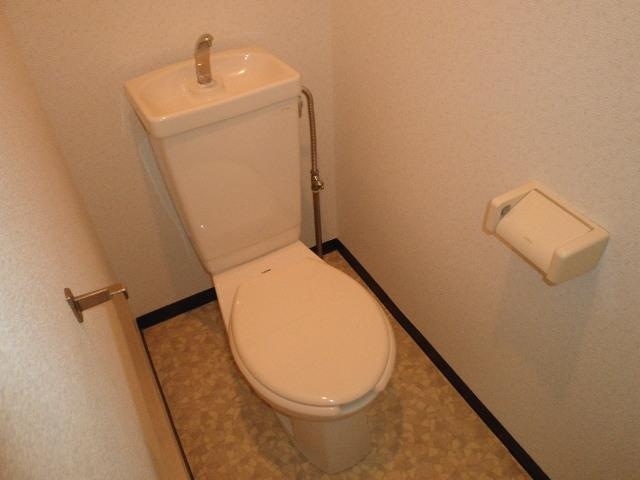 Toilet. After all, the popular bus ・ Restroom