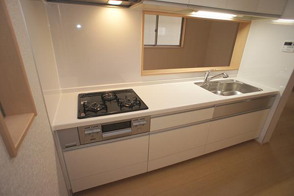 Kitchen. Face-to-face kitchen where you can enjoy a conversation with your family, even while cooking