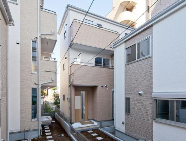 Local appearance photo. Building 3