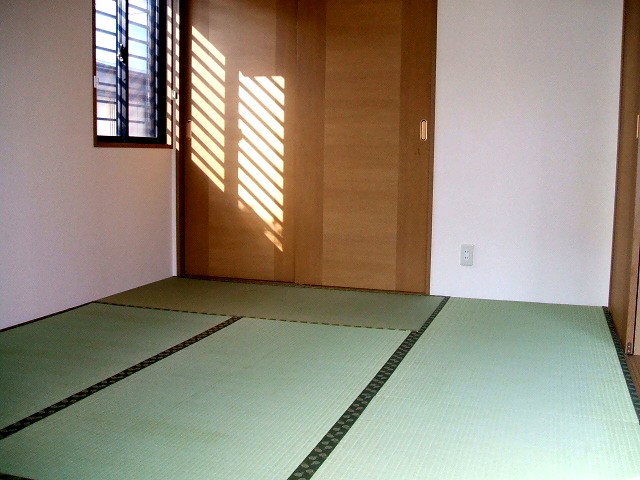 Living and room. Japanese-style room facing the balcony.