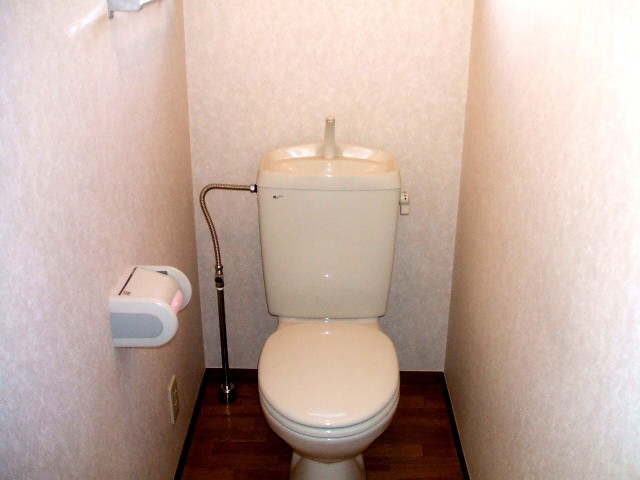 Toilet. bus ・ It is another toilet.
