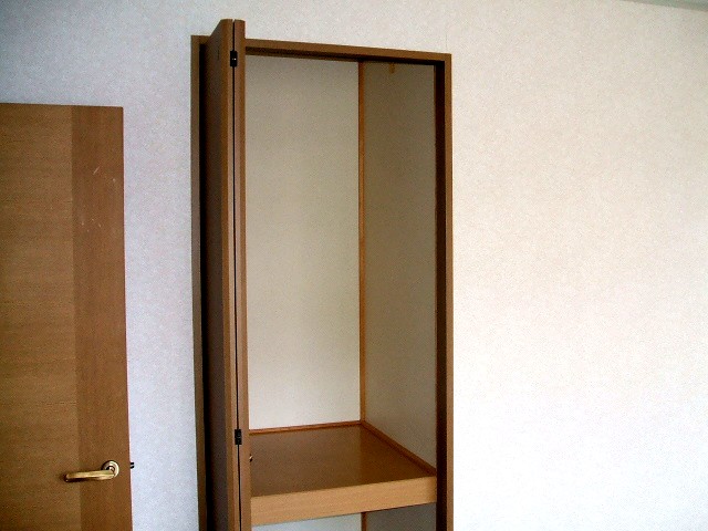 Receipt. Western-style storage space.