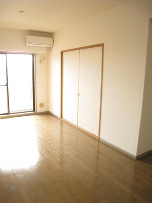 Living and room. Bright grain of the flooring is also coordinated with the furniture is ◎