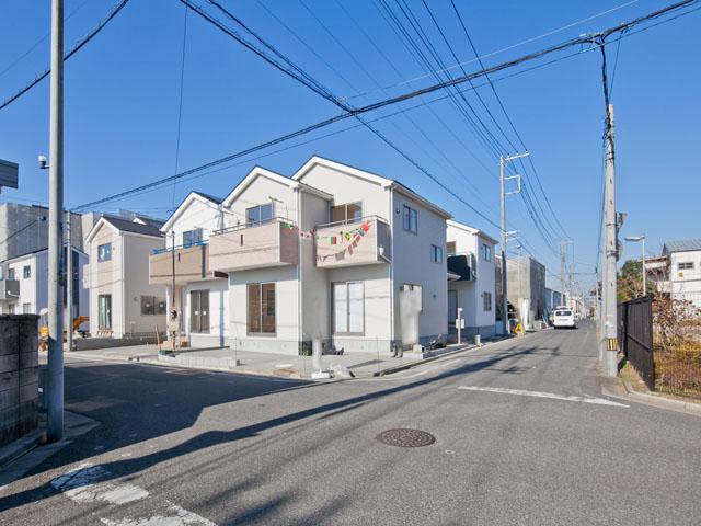 Local photos, including front road. Local (12 May 2013) Shooting East road 5.5m South action 5.5m Subdivision in the development road 4.3m