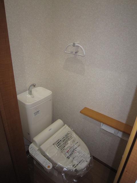 Toilet. Indoor (11 May 2013) Shooting