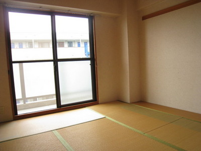 Living and room. It will comfort feeling when there is a Japanese-style room
