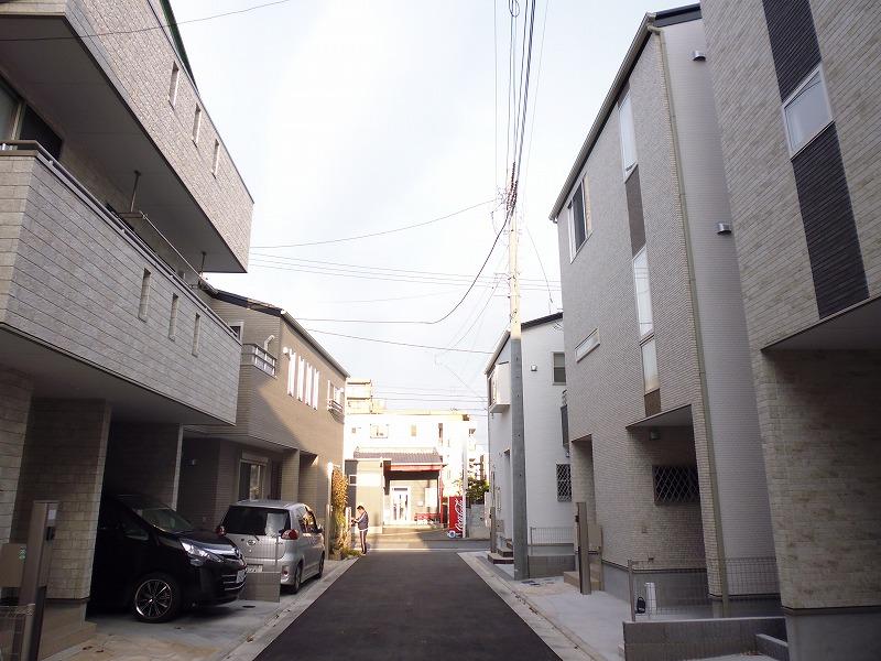 Local photos, including front road. Local (11 May 2013) Shooting