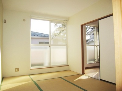 Living and room. It is south-facing Japanese-style room
