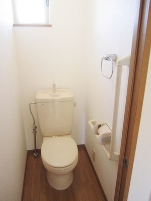 Toilet. Ventilation because there is also a window ・ Daylighting is ◎