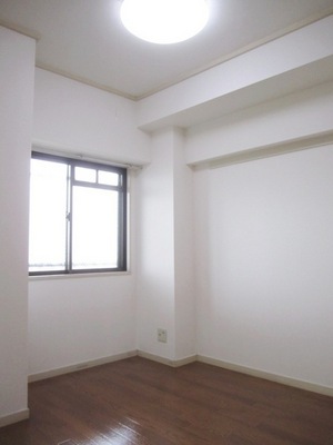 Living and room. There is Western-style housing